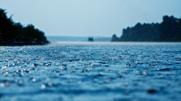 природа, водоем, дождь, капли дождя в реке, размытость, дождь, волны