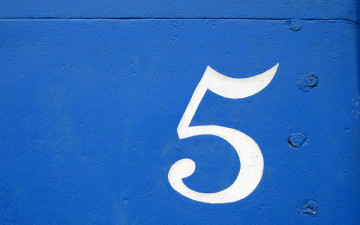 число 5, белая цифра на синем фоне, минимализм, номер на бетонной стене, обои