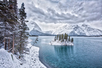 Фото бесплатно сосны, озеро, горы, зима, снег, природа