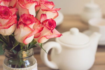 букет роз в банке, белый чайник, чаепитие