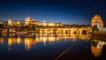 Фото бесплатно город, Карлов мост, Чехия, Прага, ночь, освещение, отражение в воде,