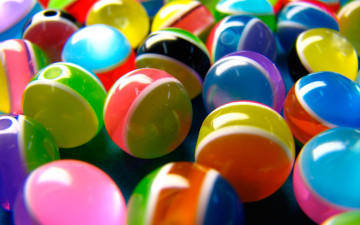 пластиковые шарики, разноцветные, яркие обои,