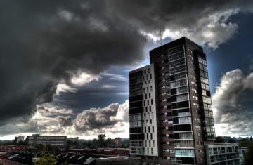 Фото бесплатно шторм, столичная область, солнечные лучи, черные тучи, город, небоскреб
