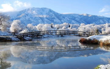 природа, мост, горы, отражение в воде, зима, водоём, деревья, 2560х1600
