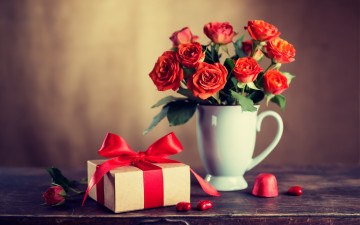 2560х1600 натюрморт - букет красных роз в белой чашке, коробка с подарком и красным бантом