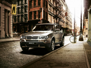 BMW X3, серый внедорожник, авто, центр города, чернобелое фото