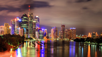 ночной город на реке, набережная, небоскребы, мегаполис, отражение в воде