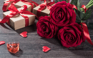 букет красных роз с подарками