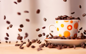летящие зерна кофе, чашка, cup of coffee beans