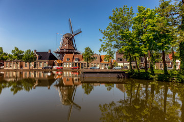 Нидерланды, мельница, город, водоем, отражение в воде