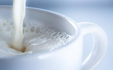 белая чашка с молоком, струя молока, пена, White cup with milk, milk spray, foam