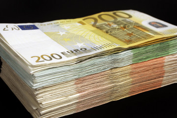 евро, деньги, валюта, купюры, пачка денег, черный фон, euro, money, currency, bills, wad of money, black background