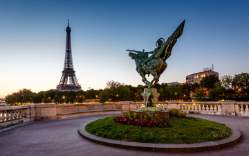 статуя Возрождения в Париже, Франция, город, Эйфелевая башня