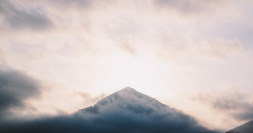 Обои на рабочий стол горы, гора, природа, вершина, туман, дымка, облачно, облачный, облака, тучи, облако, небо, пейзаж