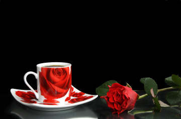 Фото бесплатно красная роза, чашка с блюдцем, черный фон