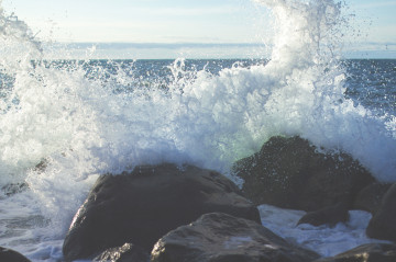 Фото бесплатно море, волны, камни, брызги, берег, погода, волнорез