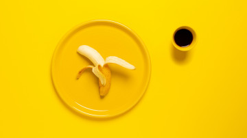 3840х2160 4к обои желтый банан на желтом блюде с желтой чашкой кофе на желтом фоне