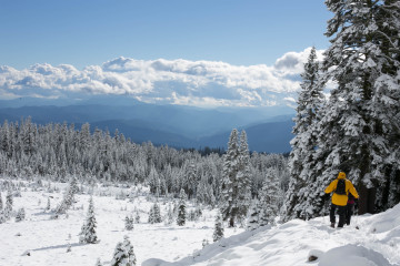 Фото бесплатно горнолыжный тур, пеший туризм, снег, горы, туристы, облака, зима