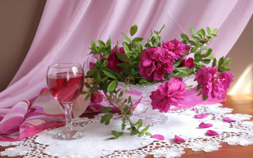 interior, still life, pink wine, rose flowers, pink curtain, white knitted tablecloth, интерьер, натюрморт, розовое вино, розовые цветы, розовый занавес, белая вязанная скатерть