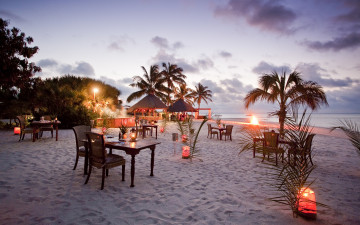 Ultra HD 4K wallpapers, море, вечер, песок, столы со стульями на пляже, пальмы, отдых, фонари, Sea, evening, sand, tables with chairs on the beach, palms, rest, lights