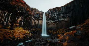 Обои на рабочий стол водопад Свартифосс, скафтафелл, водный поток, горные породы, пейзаж, 5к, национальный парк ватнайёкюдль, достопримечательность, Исландия