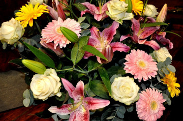 Фото бесплатно розы, гербера, лилии, огромный красивый букет, цветы, подарок
