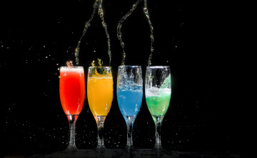 разноцветные коктейли, бокалы, брызги, чёрный фон, напитки, четыре бокала