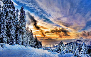 природа, зимний пейзаж, ели в снегу, замерзшая река, небо, облака, закат, красивые обои на рабочий стол
