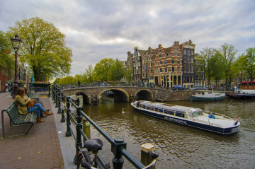 Фото бесплатно панорама, Амстердам, Нидерланды, катер, променада, отдыхающие на набережной, город