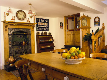 стол, фрукты, часы, деревянная мебель, необычный интерьер, комната, table, fruit, clock, wooden furniture, unusual interior