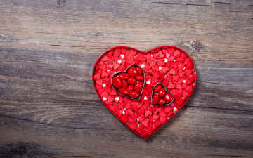 2880х1800 конфеты в виде сердец в красной обвертке на сером фоне - романтический подарок