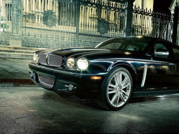 Jaguar, эмблема ягуара, авто черное, фары, колеса, забор, ночь, jaguar mascot, black cars, lights, wheels, fence, night