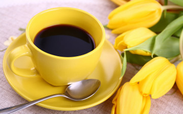 завтрак, кофе, желтый сервиз, чашка, блюдце, ложечка, желтые тюльпаны, цветы, 2880х1800, breakfast, coffee, yellow service, cup, saucer, spoon, yellow tulips, flowers