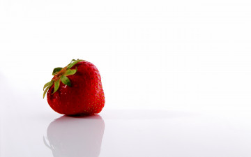 минимализм, клубника, ягода на белом фоне