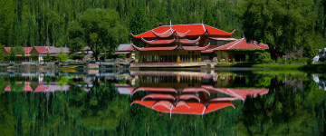 японский дом, пейзаж, водоем, отражение в воде, зелень, деревья, лето