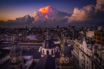 Фото бесплатно город, Аргентина, крыши зданий, архитектура, облака, часовня