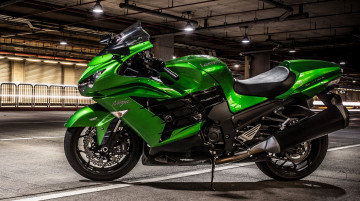 green kawasaki ninja motorcycle