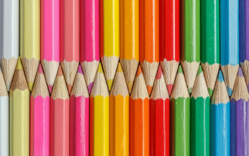 разноцветные карандаши, текстура цвета радуги, яркие обои на рабочий стол