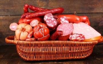 колбасные изделия в плетенной корзине, ассорти, еда, sausages in a wicker basket, assorted, food