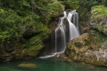 Фото бесплатно речка, зелень, скалы, водопад