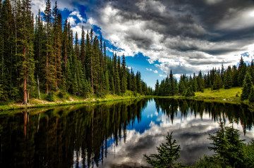 природа, лес, река, тучи, красивые обои, пейзаж, отражение в воде, nature, forest, river, clouds, beautiful wallpaper, landscape, reflection in water