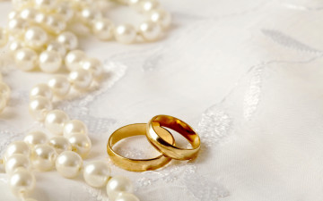 обручальные кольца, украшения, жемчуга, белое полотно, праздник, свадьба, обои, wedding rings, jewelry, pearls, white linen, holiday, wedding, wallpaper