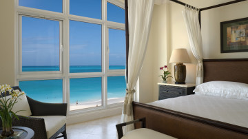красивый вид из окна, кресло, кровать, белоснежная постель, французские окна, море