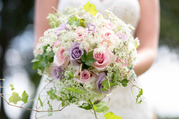 Фото бесплатно невеста, букет, разноцветные розы, свадьба, праздник