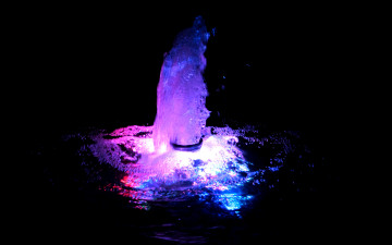 фонтан с подсветкой в темноте 3840х2400 4к обои