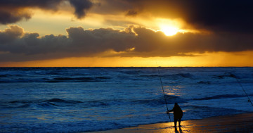 рыбак на море, пейзажи, солнце, небо, горизонт, берег, восход солнца