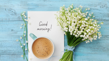 3840х2160 4к обои букет ландышей чашка с кофе открытка с "Добрым утром" на синем фоне