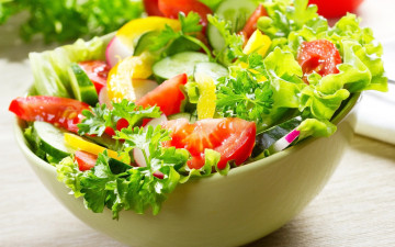 салат, вкусная летняя еда, помидоры, огурцы, перец, петрушка, шпинат, овощи, Salad, delicious summer food, tomatoes, cucumbers, peppers, parsley, spinach, vegetables