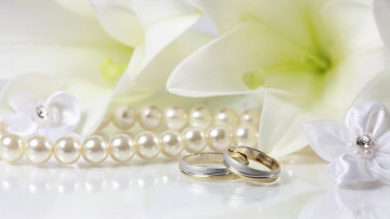 любовь, свадьба, кольца, белые цветы, жемчуга, украшения, красивое фото, Love, wedding, rings, white flowers, pearls, ornaments, beautiful photo