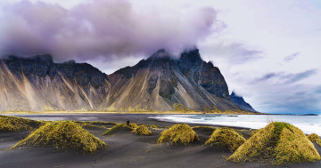 Обои на рабочий стол пляж, трава, горы, Stokksnes, мыс, Хорнафьордюр, облака, пейзаж, фьорд, природа, Клифатиндур, Стокснес, Исландия